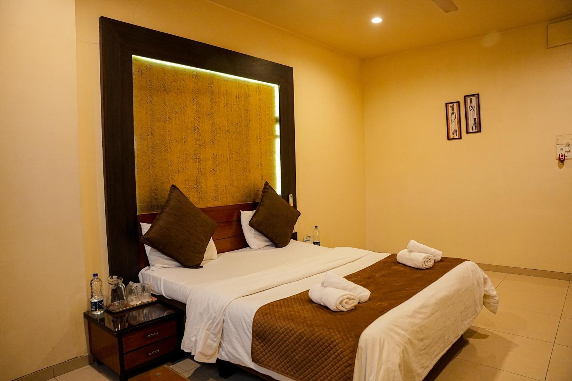 Hotel Viva Inn Yerandwane Esterno foto