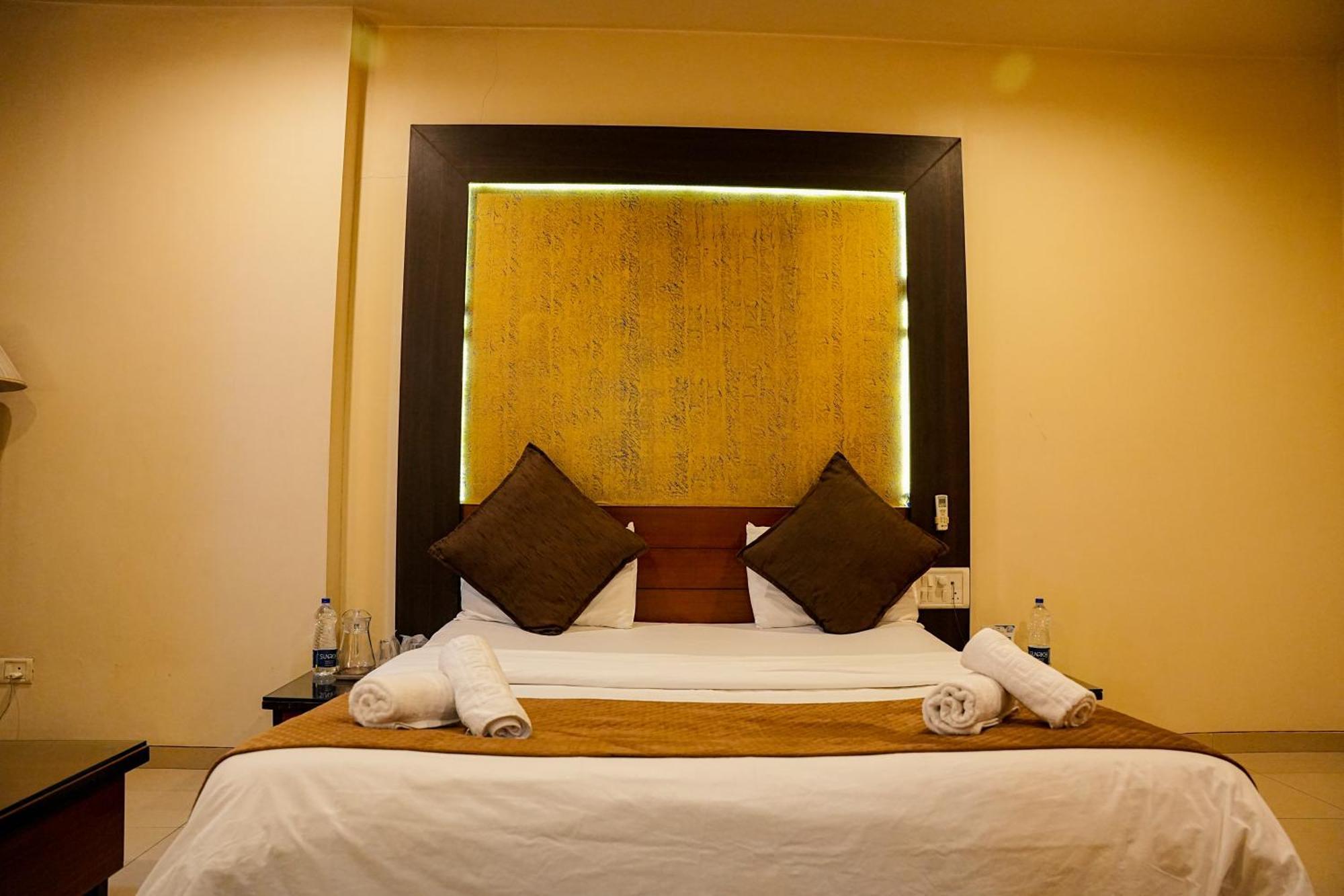 Hotel Viva Inn Yerandwane Esterno foto