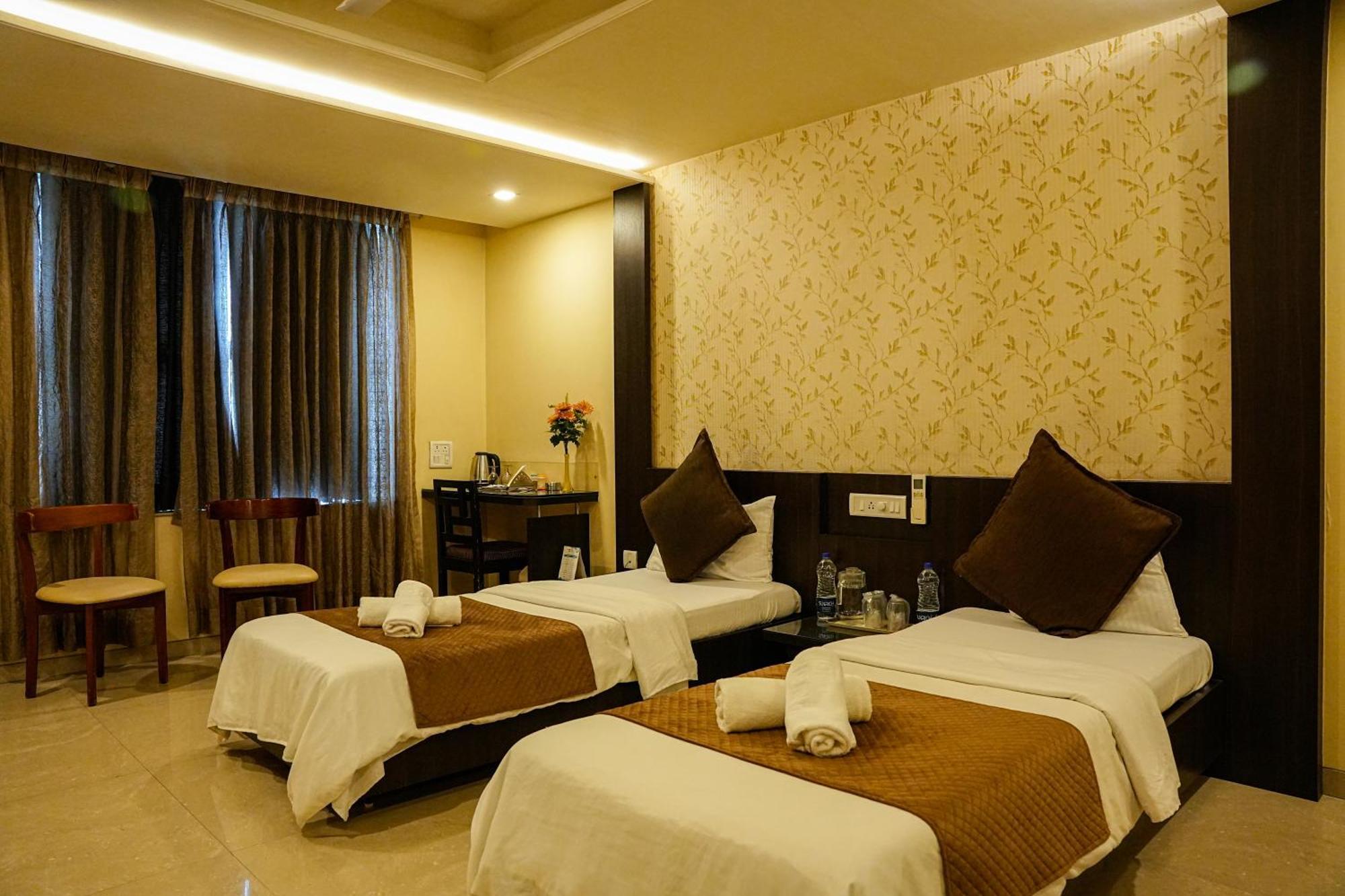 Hotel Viva Inn Yerandwane Esterno foto