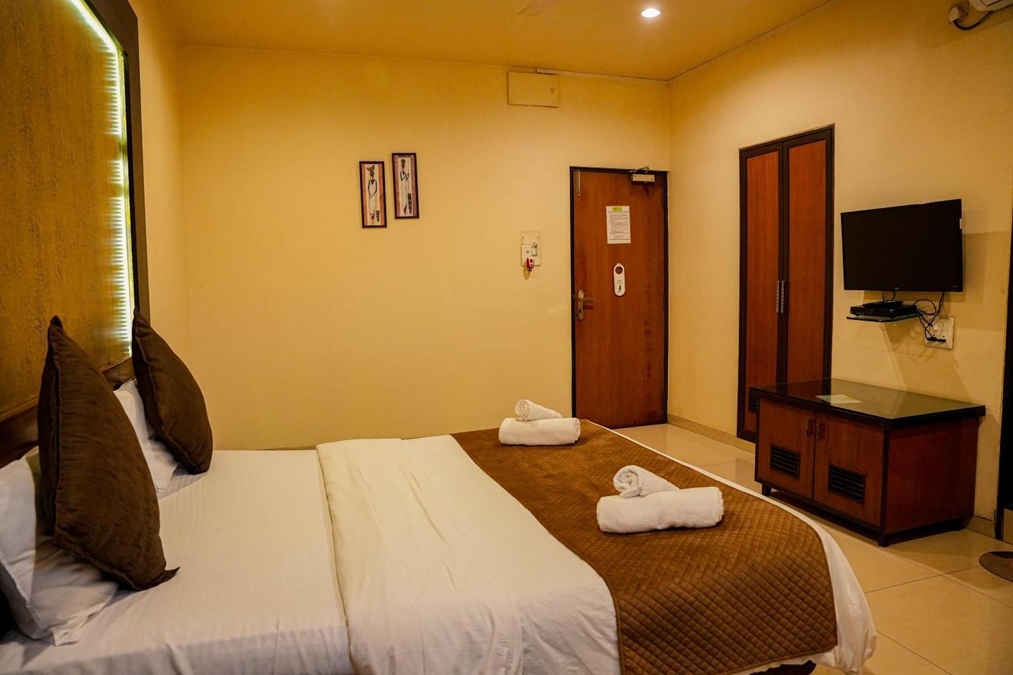 Hotel Viva Inn Yerandwane Esterno foto