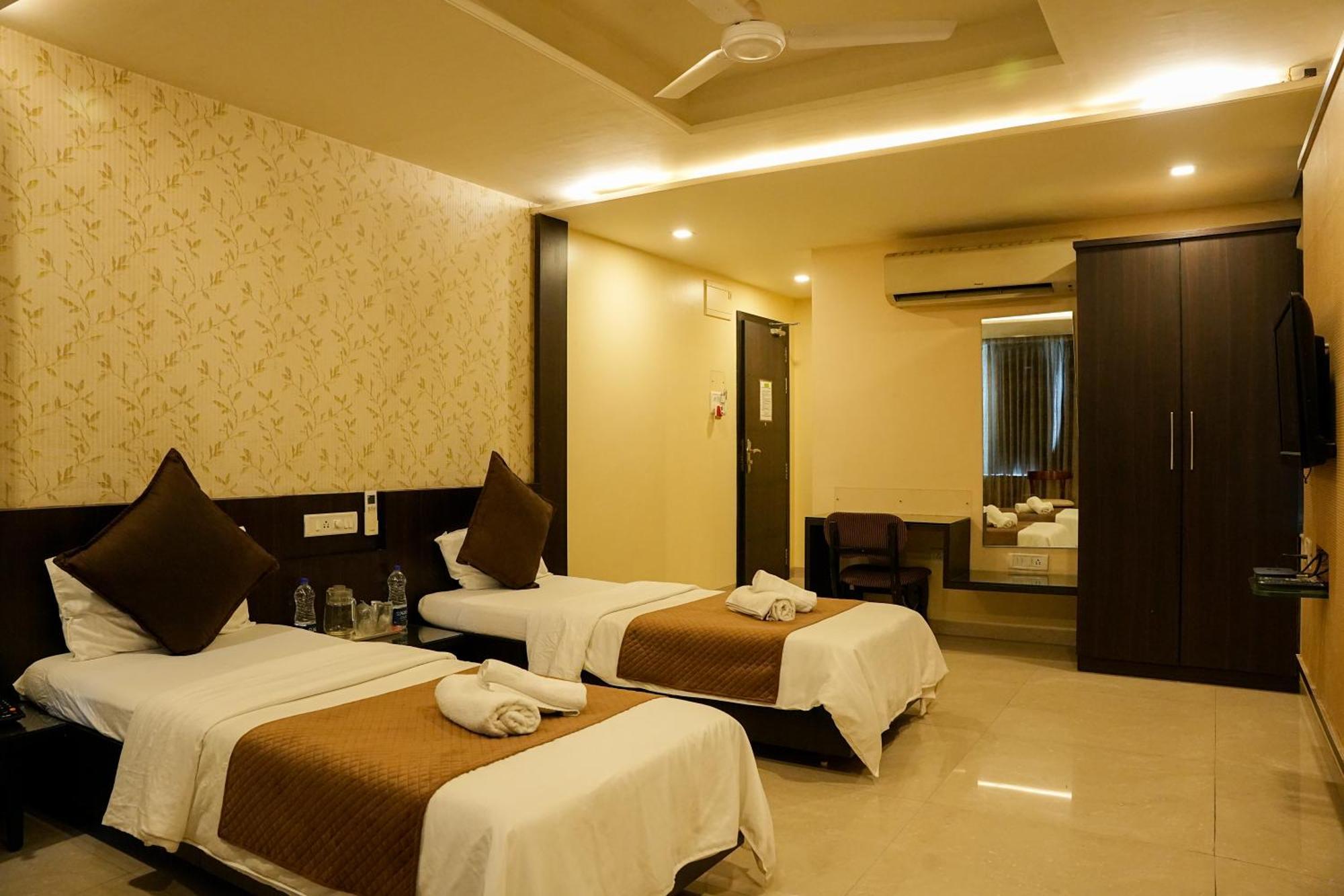 Hotel Viva Inn Yerandwane Esterno foto