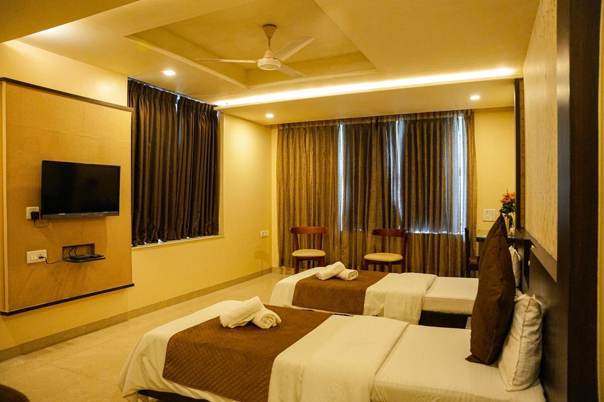 Hotel Viva Inn Yerandwane Esterno foto