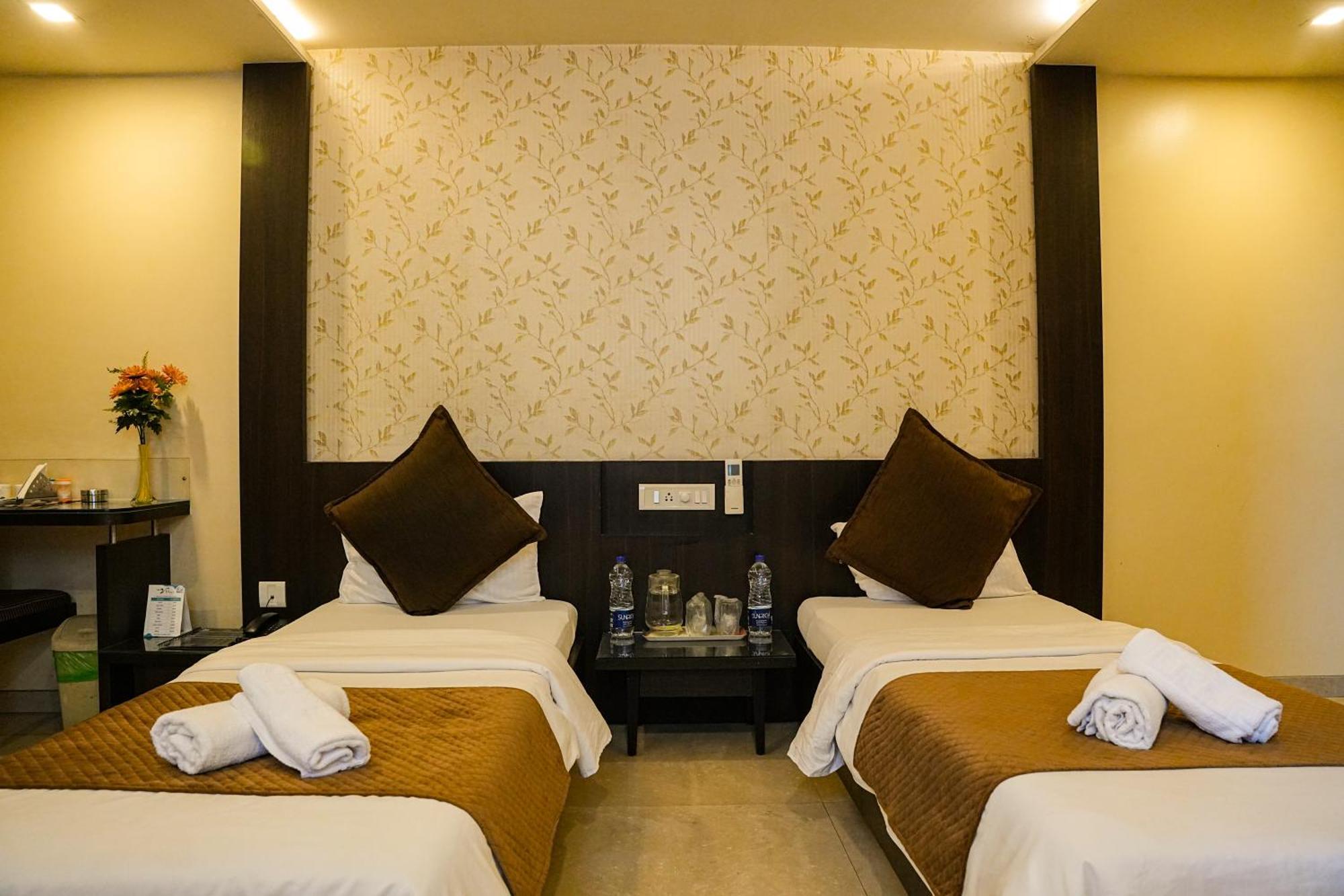 Hotel Viva Inn Yerandwane Esterno foto